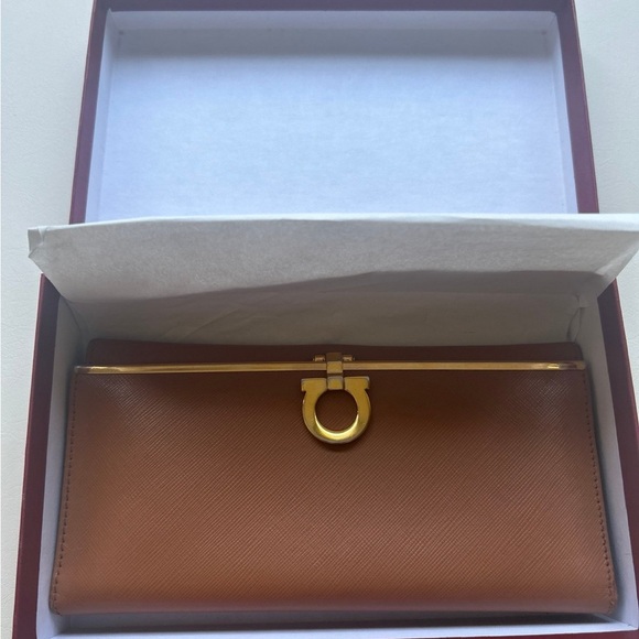 Ferragamo continental wallet. - Picture 2 of 12